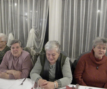 Mikulášske posedenie členov Klubu dôchodcov a žiakov ZŠ v knižni