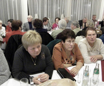 Mikulášske posedenie členov Klubu dôchodcov a žiakov ZŠ v knižni