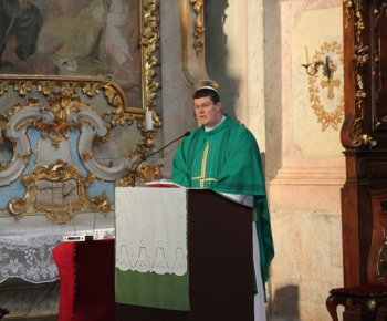 Na nedeľnej omši sa zúčastnil v chráme sv. Jána Krstiteľa Ján Fi