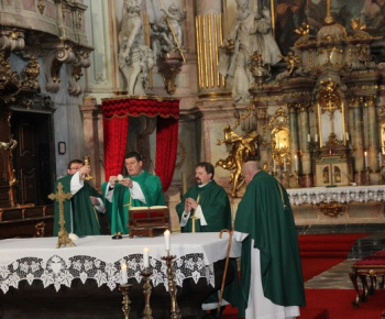 Na nedeľnej omši sa zúčastnil v chráme sv. Jána Krstiteľa Ján Fi