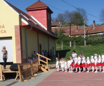 Stavanie Mája tohto roku sprevádzalo pekné počasie