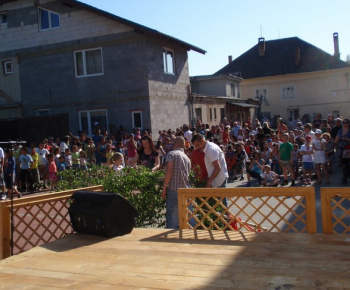 Stavanie Mája tohto roku sprevádzalo pekné počasie