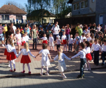 Stavanie Mája tohto roku sprevádzalo pekné počasie