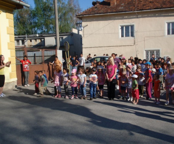 Stavanie Mája tohto roku sprevádzalo pekné počasie