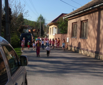 Stavanie Mája tohto roku sprevádzalo pekné počasie