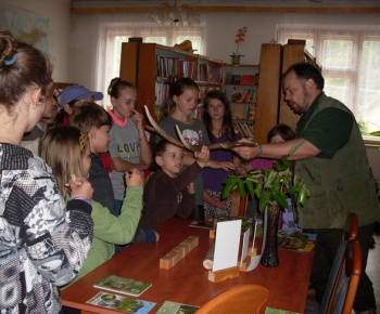 Členovia Klubu mladých čitateľov spoznávali les prostredníctvom 