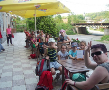 Opekačka mladých ochotných zverencov Mgr. Laďky Takáčovej