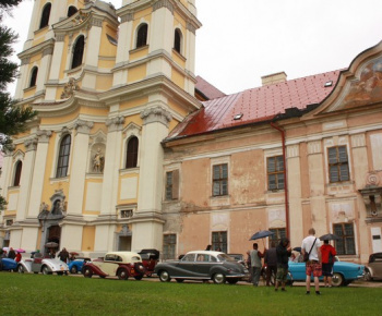 Pred jasovským kláštorom Rádu premonštrátov stáli veteráni