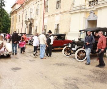 Pred jasovským kláštorom Rádu premonštrátov stáli veteráni