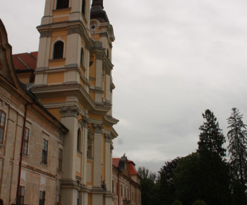 Pred jasovským kláštorom Rádu premonštrátov stáli veteráni